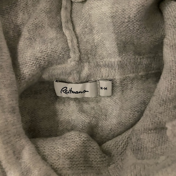 Sweater with hood - Picture 2 of 2